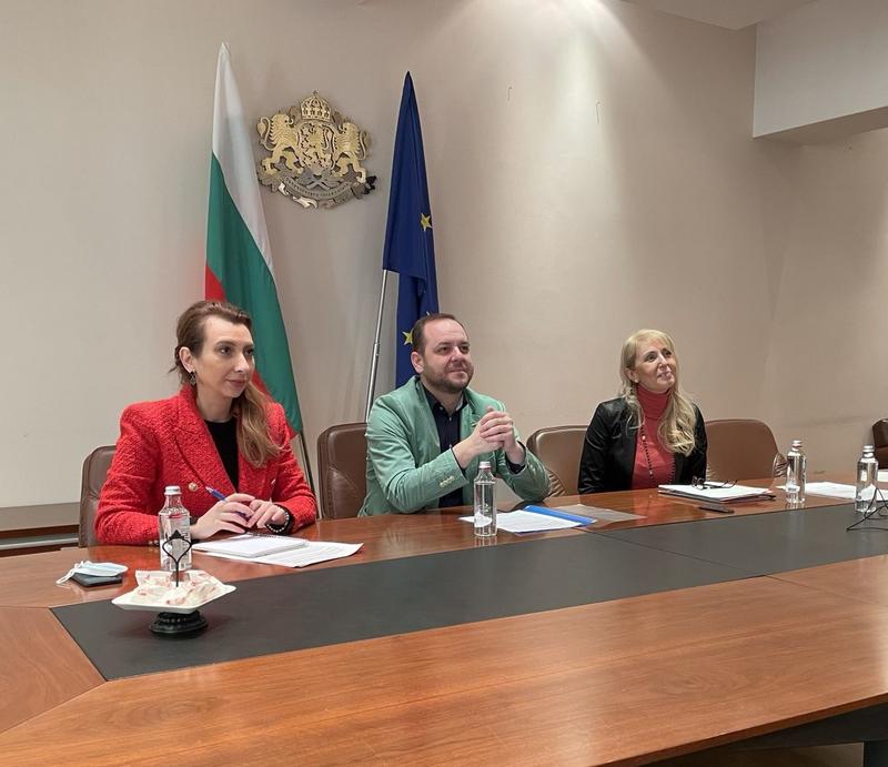 Министър Сандов проведе среща с екипа на Европейската инвестиционна банка за България - 01