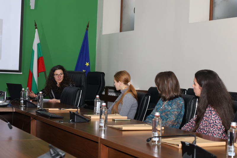 Minister Julian Popov presented the climate policy in from of Sofia University students - 5