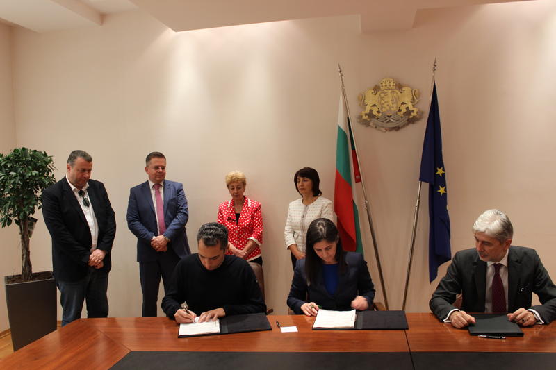 Министър Димов подписа договори за доставка на 137 електрически превозни средства за София по ОПОС - 3