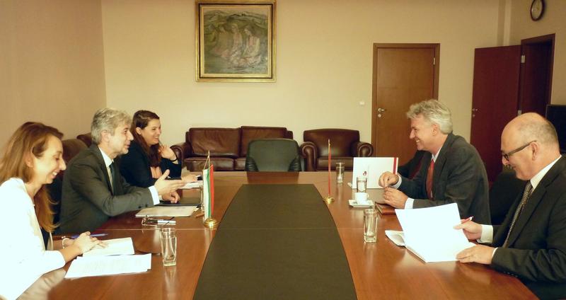Министър Димов обсъди с посланик Кнобел напредъка по Българо-Швейцарската програма - 01