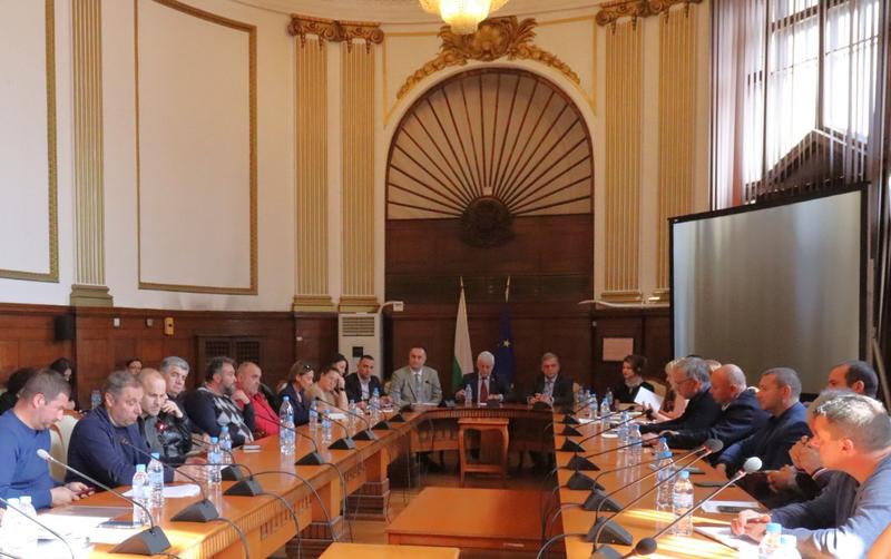Ministers Julian Popov and Kiril Vatev discussed with livestock farmers grazing in national parks - 01