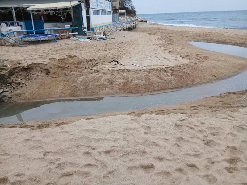 Морски плаж Кабакум - Север във Варна е почистен от нефтопродукти - 2