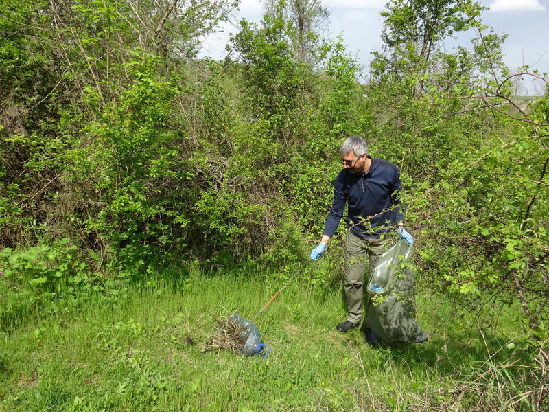 Експертите на РИОСВ-Русе събраха 25 чувала и едрогабаритни отпадъци край Басарбовския манастир - 8