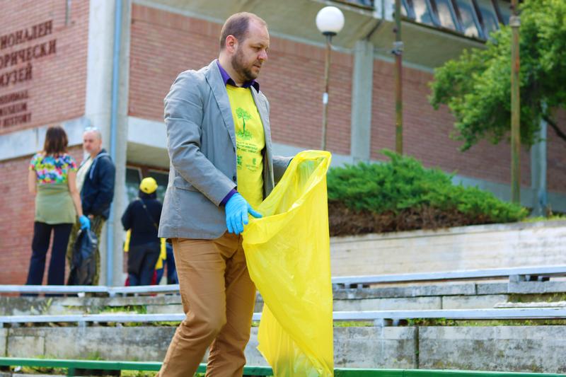 Minister Borislav Sandov joined a campaign for cleaning Blagoevgrad - 3