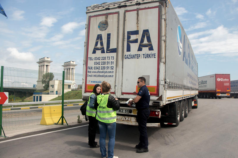 A total of 20 cargo trucks with plastic waste from Turkey are returned under strict control to their point of dispatch - 01