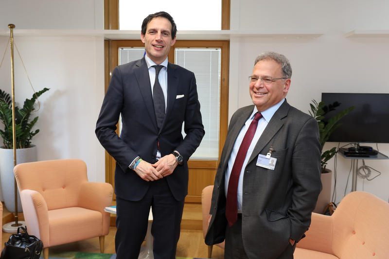 Министър Юлиян Попов и европейският комисар по въпросите на климата Вопке Хукстра обсъдиха въглеродните политики на ЕС - 01