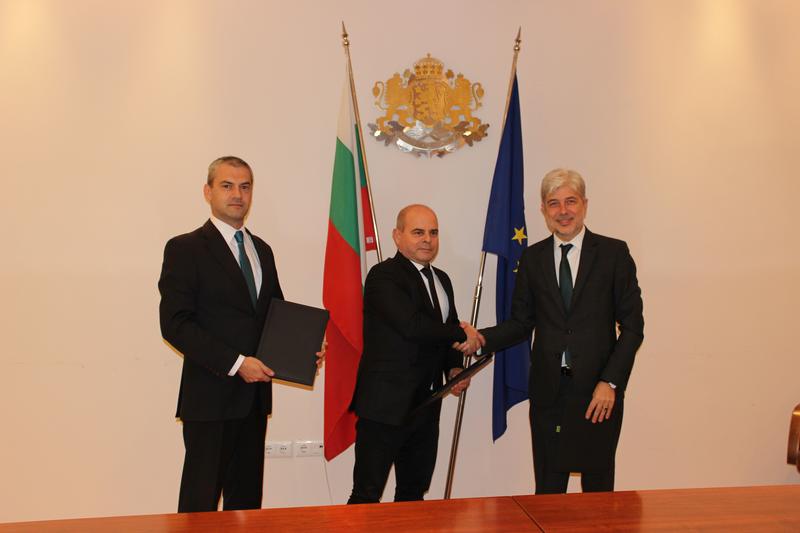 Министър Димов подписа първия договор за екологичен транспорт по ОПОС с община Русе - 01