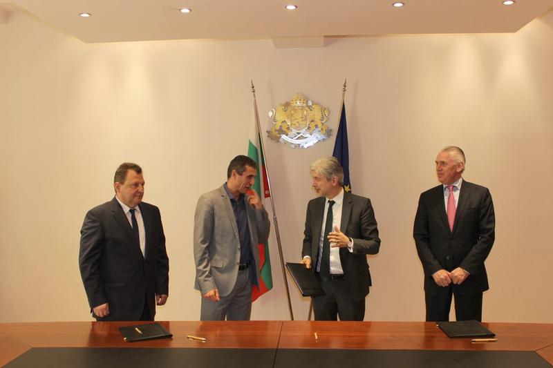 Министър Димов подписа договори за инсталации за отпадъци на Ботевград и Харманли - 01