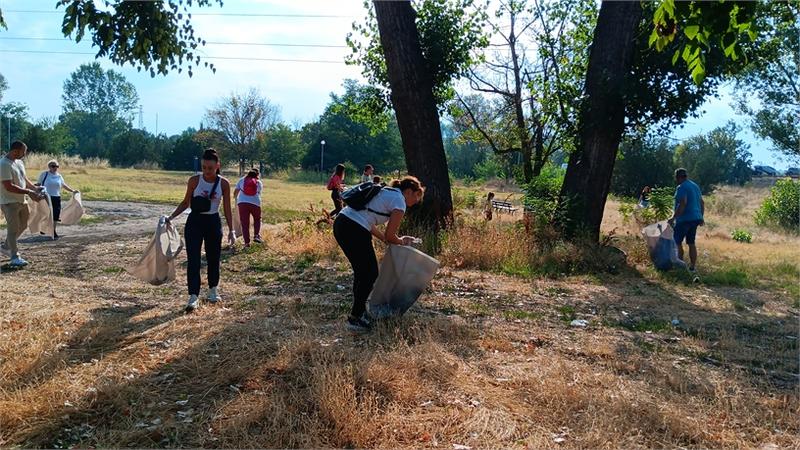 Служители на РИОСВ и Община Пазарджик почистиха Парк „Писковец“ - 6