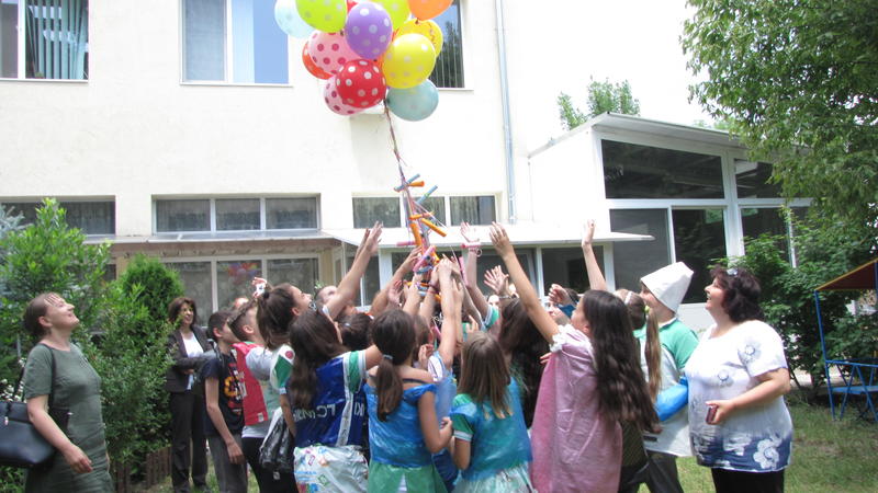 Послания от „Зелената класна стая“ полетяха с балони за Деня на околната среда в Стара Загора - 01