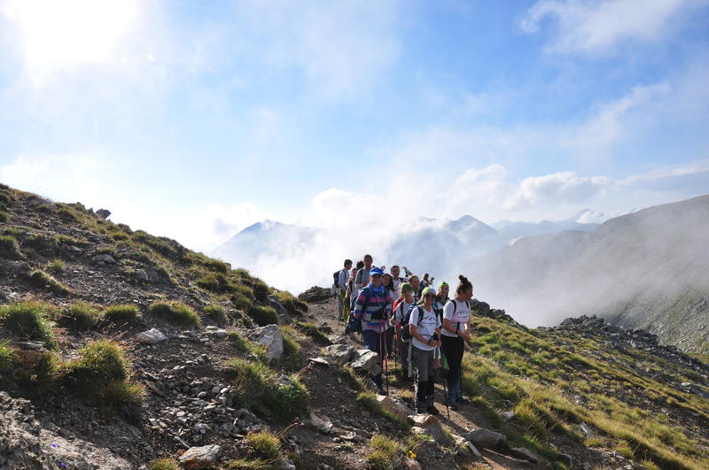 Млади природолюбители покориха връх Вихрен и чистиха туристическа пътека - 01
