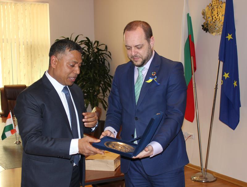 Министър Борислав Сандов се срещна с посланика на Индия - 4