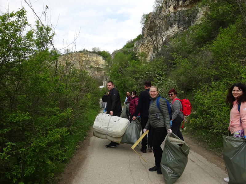 Експертите на РИОСВ-Русе събраха 25 чувала и едрогабаритни отпадъци край Басарбовския манастир - 3