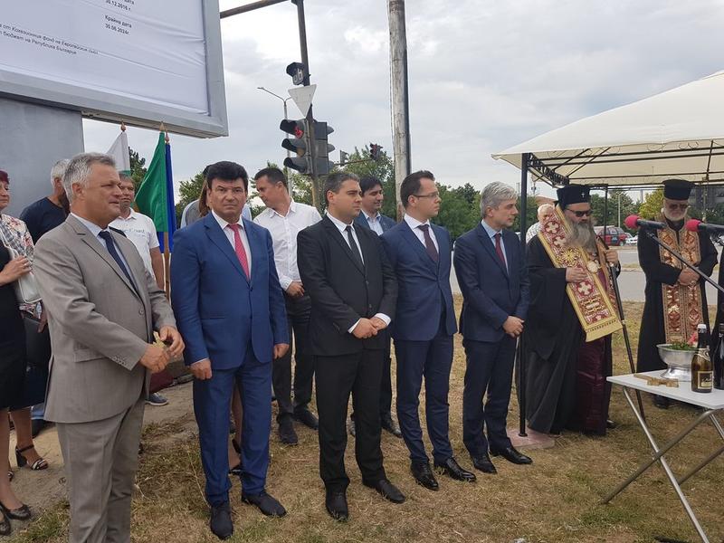 Министър Димов направи първа копка от водния цикъл на Добрич - 01