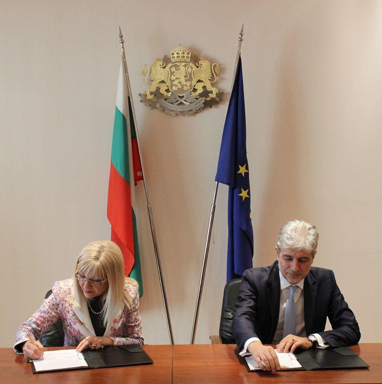 Министрите Петя Аврамова и Нено Димов подписаха договор за проект по превенция на свлачища. - 2