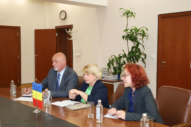 Minister Manol Genov met with the Ambassador of Romania Brundusa Predescu - 2