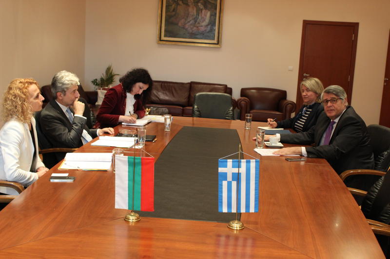 Министър  Нено Димов се срещна с посланика на Гърция - 01
