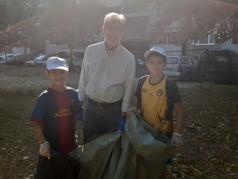 Доброволци от Пловдив чистиха заедно с министър Нено Димов - 3