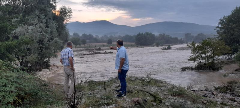 Deputy Minister Petar Dimitrov and the Director of the East Aegean Water Basin Directorate Vasil Uzunov this late afternoon visited sections of the Stryama river, which overflowed its bed - 2