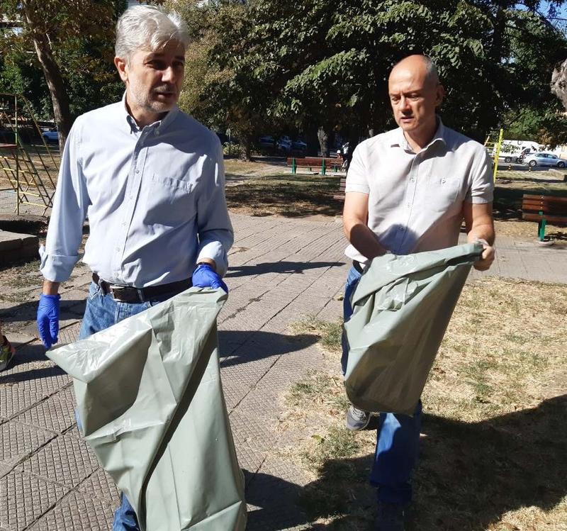 Доброволци от Пловдив чистиха заедно с министър Нено Димов - 11