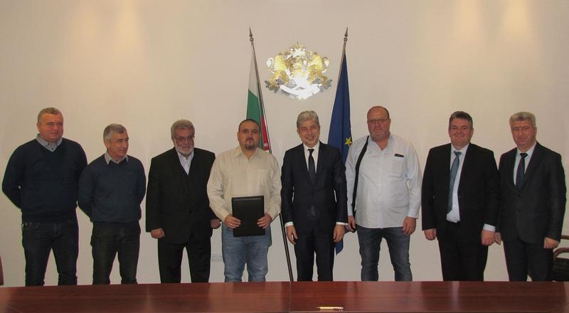 Министър Димов подписа договор със седем общини за изграждане на инсталации за преработка на отпадъци - 01