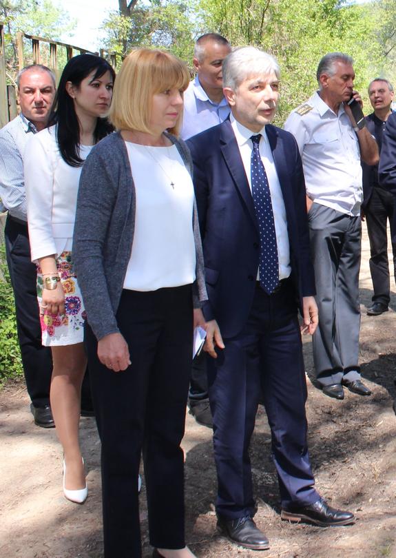Контролирано изпускане на яз. Искър - кметът на София Йорданка Фандъкова и министър Нено Димов - 1