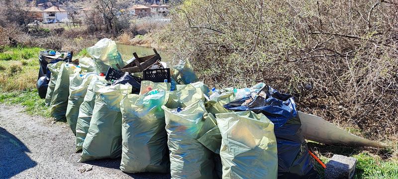 Служители на БДЗБР и доброволци почистиха терени край река Струма в инициатива под мотото „С мисъл за утре