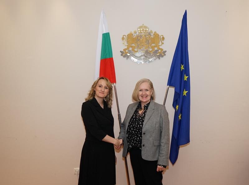 Министър Карамфилова се срещна с посланика на Швеция Катарина Рангнит - 01