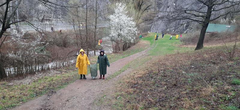 Служители на РИОСВ и Регионална лаборатория – Враца към ИАОС отбелязаха Световния ден на водата с почистване на река Лева - 01