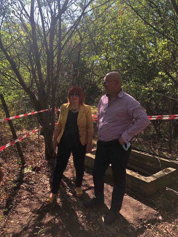Министър Димитров и зам.-главен прокурор Пиронева провериха два от най-рисковите складове със стари пестициди - 10