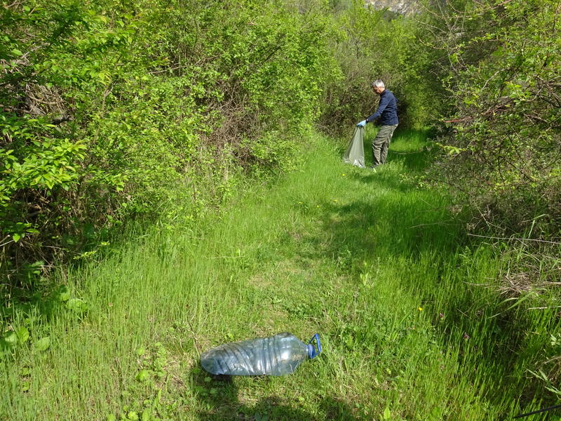 Експертите на РИОСВ-Русе събраха 25 чувала и едрогабаритни отпадъци край Басарбовския манастир - 9