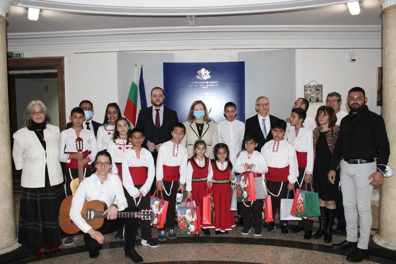 Minister Sandov awarded Roma community educational mediators - 01