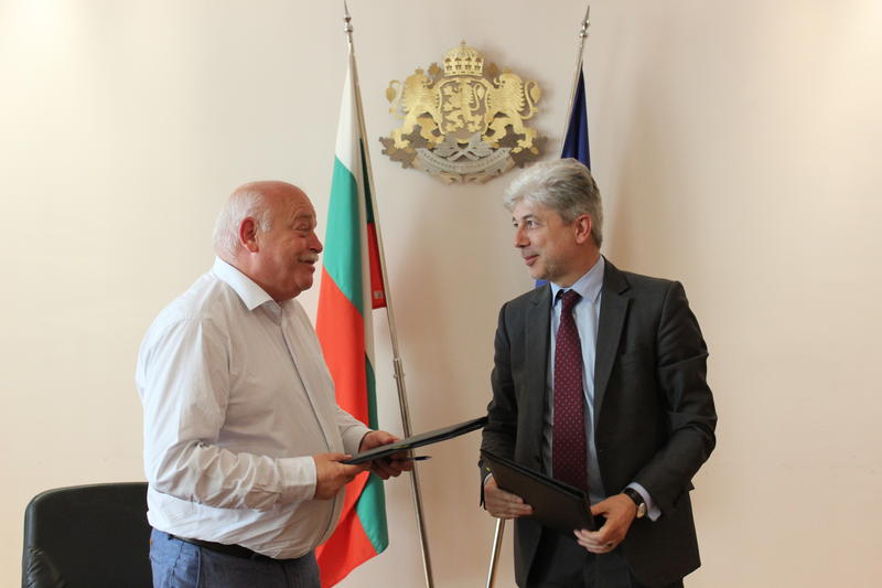 Министър Димов подписа договор за предотвратяване на свлачищни процеси по републиканската пътна мрежа - 01