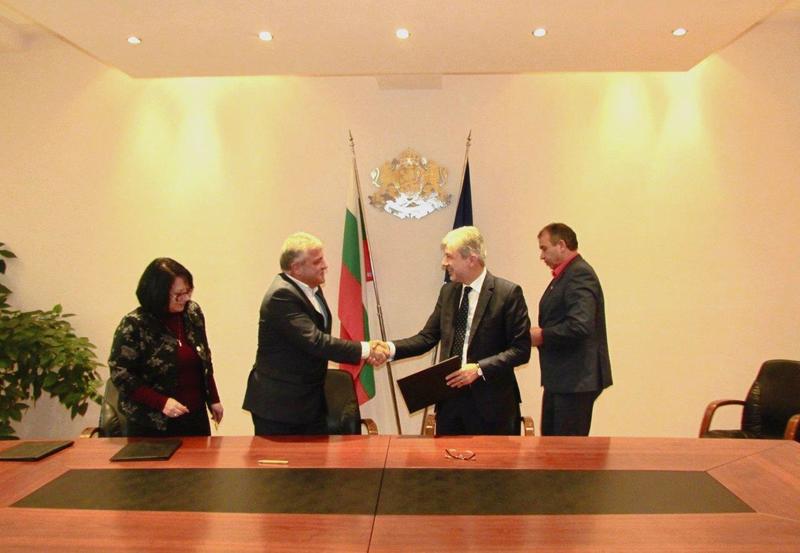 Министър Димов подписа договор за инсталациите за отпадъци на Гоце Делчев, Гърмен и Хаджидимово - 01