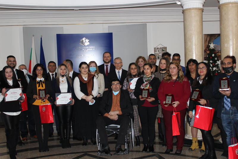 Minister Sandov awarded Roma community educational mediators - 2