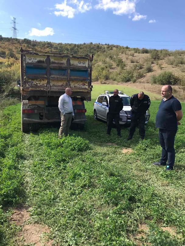 Министър Димитров участва в акция по разкриване на крупен незаконен добив на инертни материали от р. Струма - 01