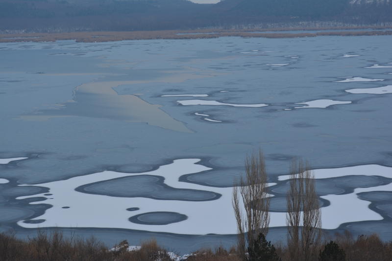 Лед скова езерото „Сребърна“ - 01