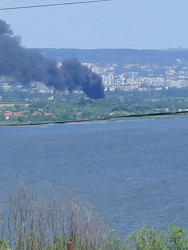 РИОСВ-Варна незабавно реагира при пожар в склад за гуми край Варна - 01