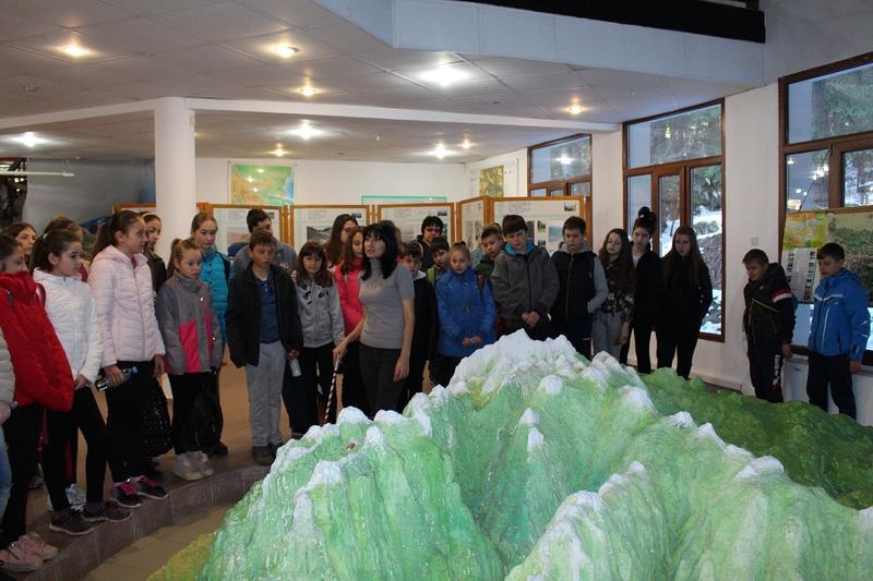 ДНП „Рила“ и ученици от Сапарева баня отбелязаха 50-годишнината на резерват „Скакавица” в Паничище - 01