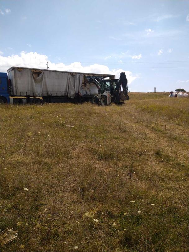 Снимка от натоварването на пестицидите от обекта край село Радомирци - 9