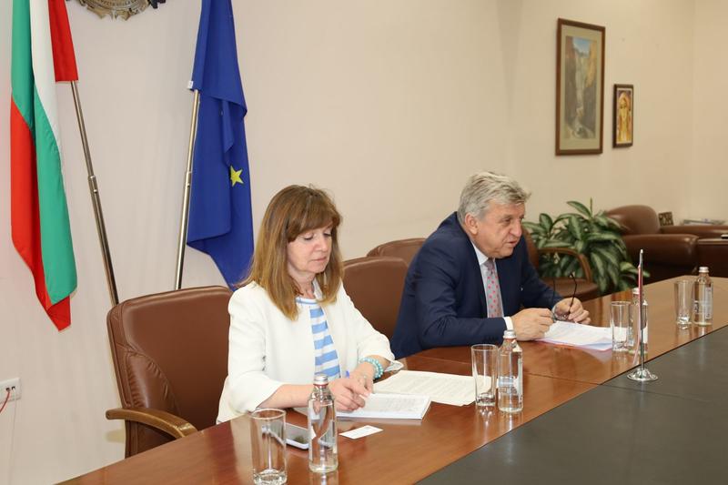 Minister Manol Genov met with the Ambassador of Romania Brundusa Predescu - 3
