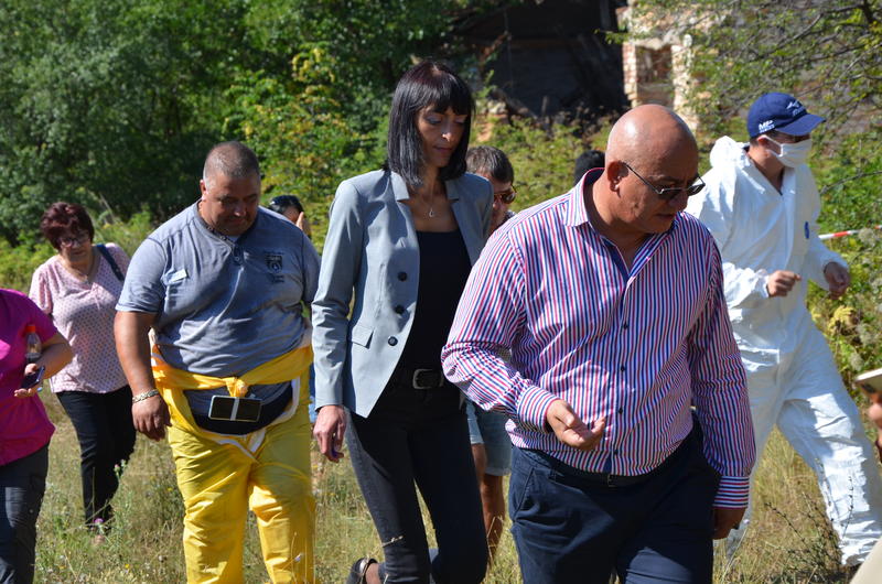 Министър Димитров и зам.-главен прокурор Пиронева провериха два от най-рисковите складове със стари пестициди - 01