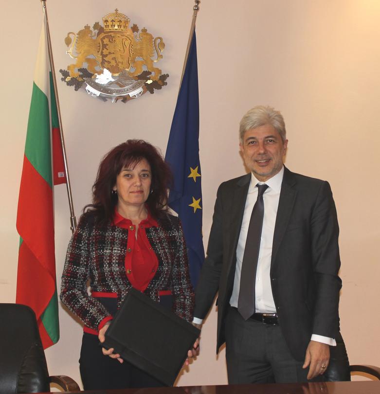 Министър Димов подписа договор за пречиствателната станция на Чирпан - 01