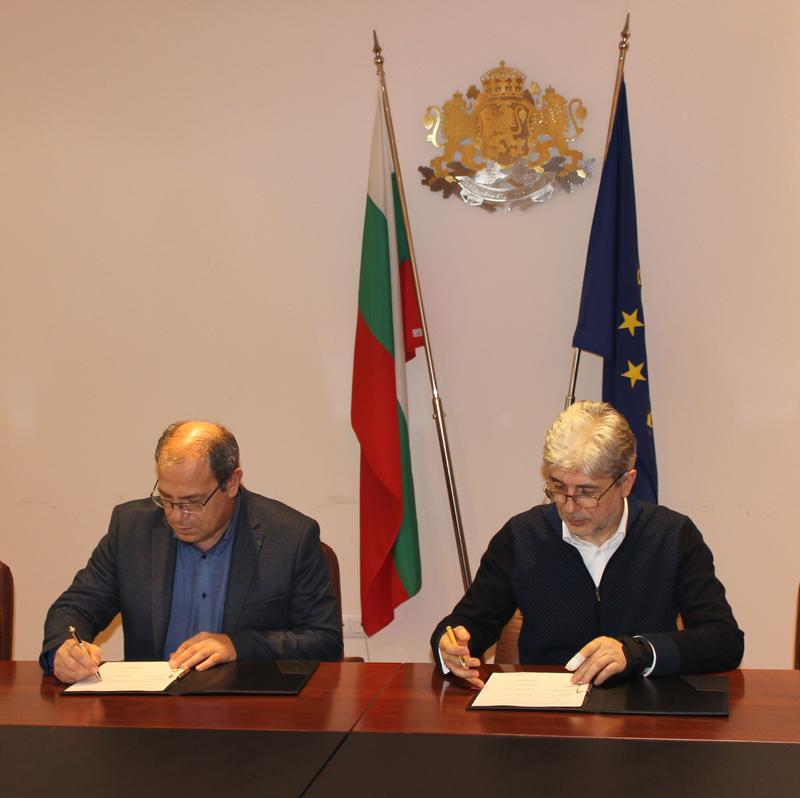 Подписване на договор от кмета на Елхово Петър Киров и министър Нено Димов. - 1