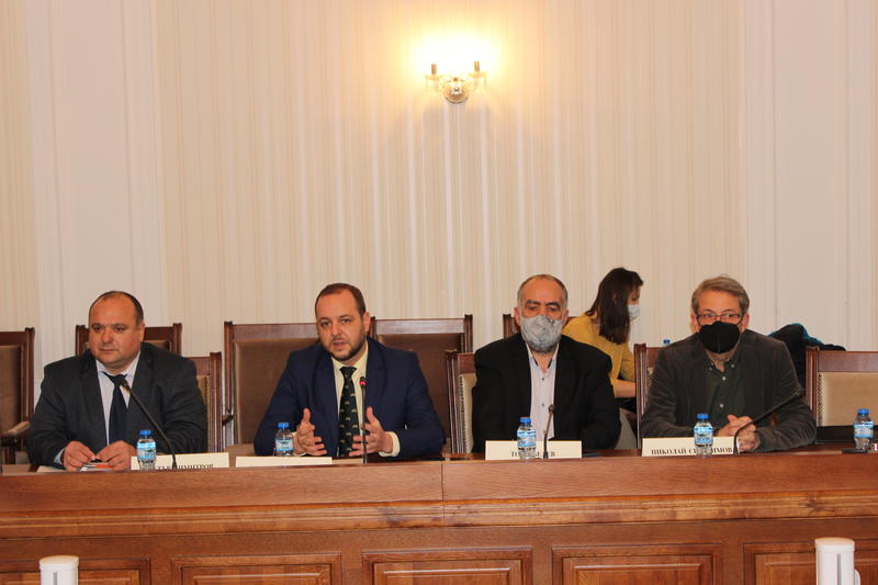 Minister Sandov presented the team of the Ministry to the parliamentary Environmental Committee - 01
