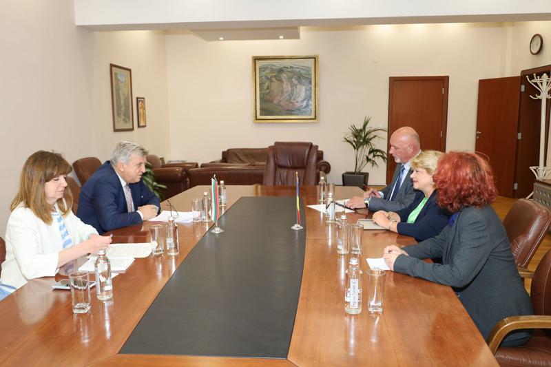 Minister Manol Genov met with the Ambassador of Romania Brundusa Predescu - 01