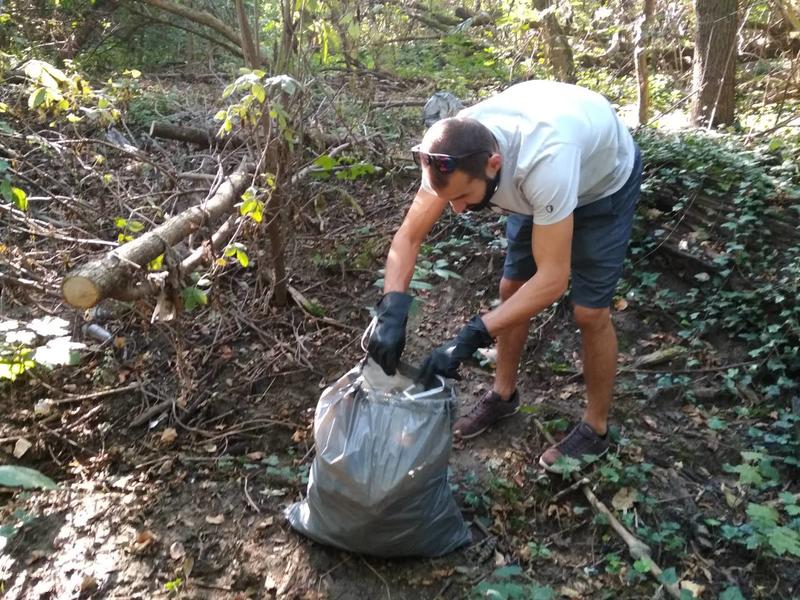 Министър Димов се включи в почистването на лесопарк „Липник“ в Русе - 7