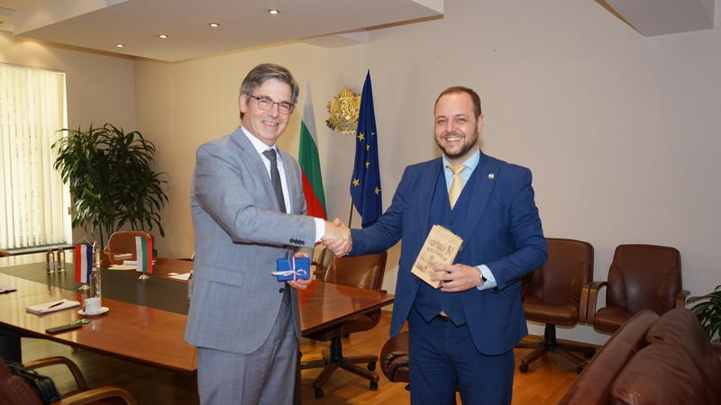 Министър Борислав Сандов се срещна с посланика на Нидерландия Симон ван дер Бург - 01