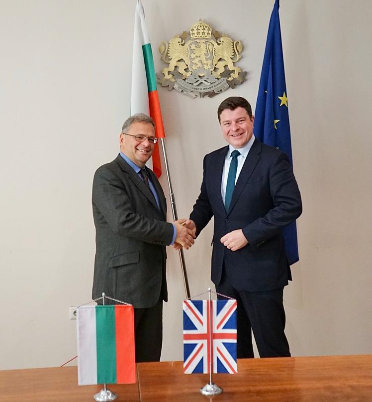 Министър Юлиян Попов се срещна с британския посланик Дейвид Моран - 01