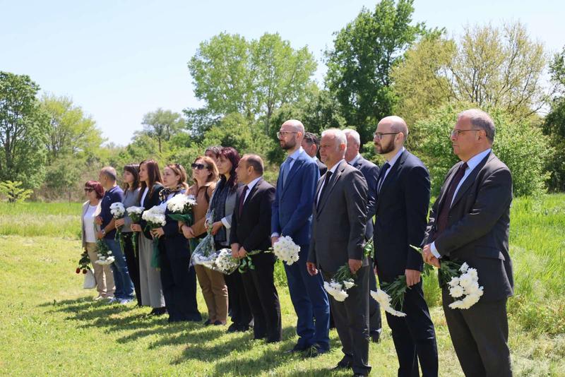 Министри положиха венци в знак на почит към лагеристите от Белене - 01